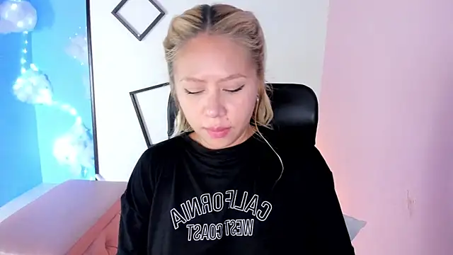 Snapshot of ConstansBlonde chatting on October 3, 8:25 pm ConstansBlonde online show from October 3, 8:25 pm