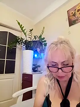 SusieNoreen online show from September 23, 1:48 am
