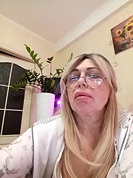 SusieNoreen online show from September 27, 11:23 pm