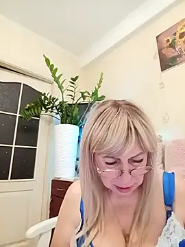 SusieNoreen online show from September 19, 11:48 pm