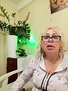 SusieNoreen online show from October 1, 5:01 am