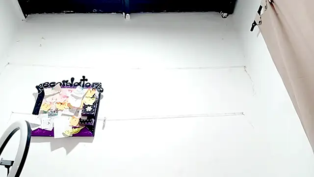 PetiteIvoryQueen19 online show from September 19, 8:35 am