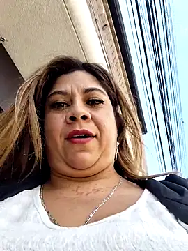 Laura-Hernandez online show from November 18, 4:30 pm