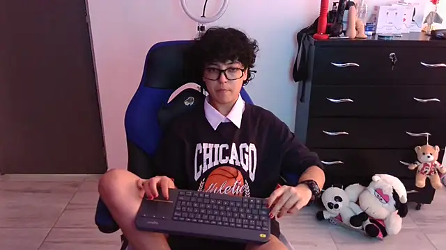 thomascooper7 online show from March 4, 7:31 pm