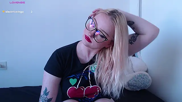 Snapshot of chloe_levine chatting on September 12, 9:00 pm chloe levine online show from September 12, 9:00 pm