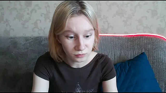 Snapshot of EnigmaSee chatting on September 16, 8:44 am EnigmaSee online show from September 16, 8:44 am