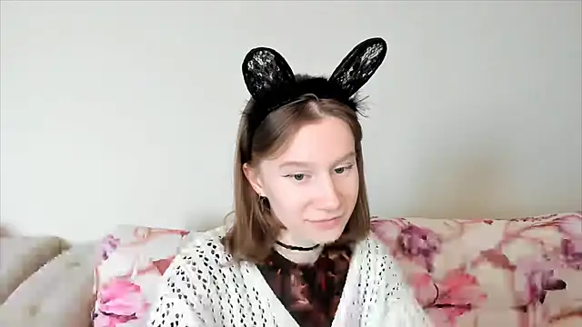 Snapshot of EnigmaSee chatting on December 2, 7:10 am EnigmaSee online show from December 2, 7:10 am