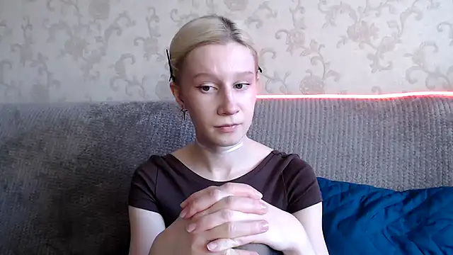 Snapshot of EnigmaSee chatting on October 19, 8:49 am EnigmaSee online show from October 19, 8:49 am