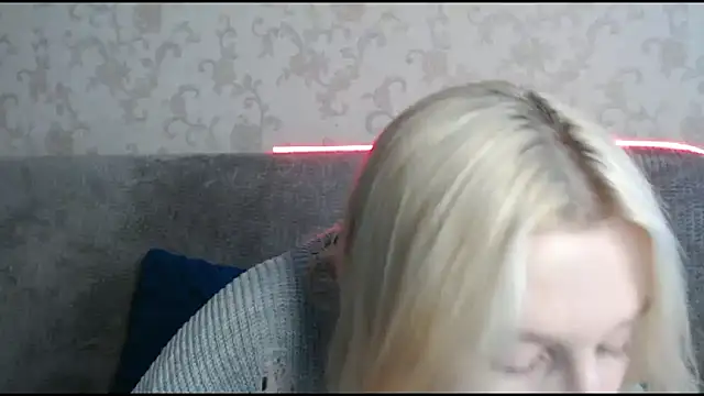 Snapshot of EnigmaSee chatting on October 13, 8:17 am EnigmaSee online show from October 13, 8:17 am