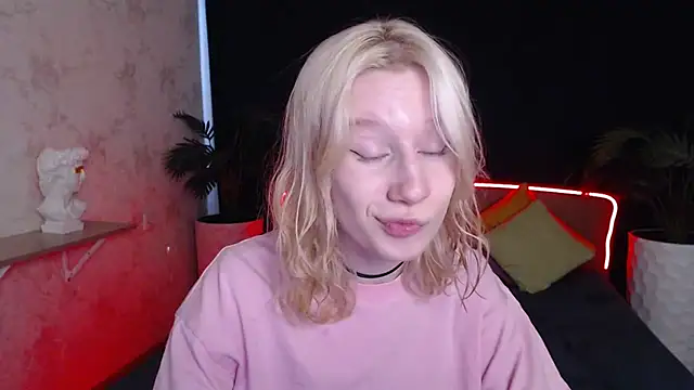Snapshot of EnigmaSee chatting on October 2, 8:30 am EnigmaSee online show from October 2, 8:30 am