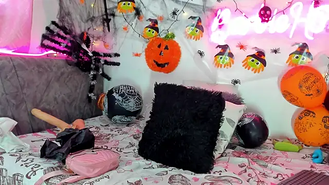 Snapshot of BarbieHotLaura chatting on October 18, 6:42 pm BarbieHotLaura online show from October 18, 6:42 pm