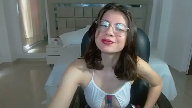 zoecruzz online show from November 5, 3:50 pm