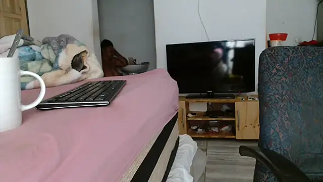 Hugetittiesxx2 online show from October 9, 1:32 am