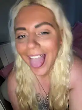 Blondiee3088 online show from November 10, 4:13 pm