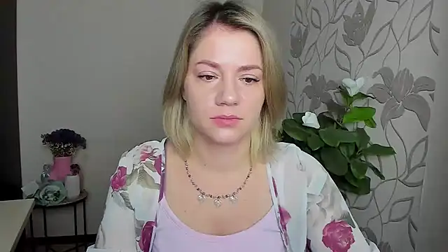 Snapshot of MariaSttone chatting on October 10, 9:03 am MariaSttone online show from October 10, 9:03 am