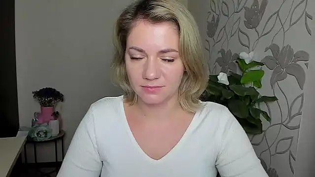 Snapshot of MariaSttone chatting on October 6, 6:45 pm MariaSttone online show from October 6, 6:45 pm