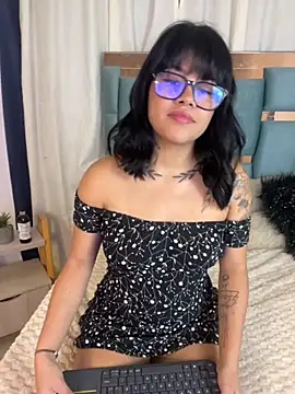 Snapshot of honeyy_mia chatting on October 29, 4:39 am honeyy mia online show from October 29, 4:39 am