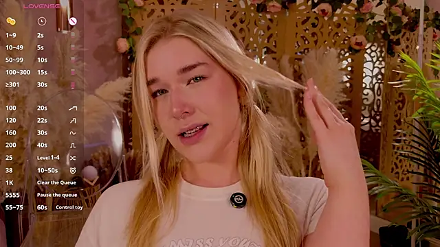 Smiley Mia online show from June 10, 5:50 am
