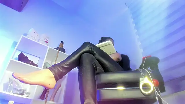 charlotte joliedart online show from December 4, 10:10 pm