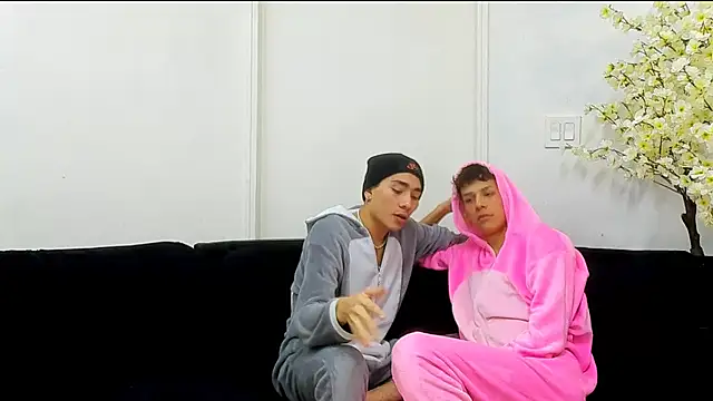 StrawwBoys online show from September 13, 10:45 am