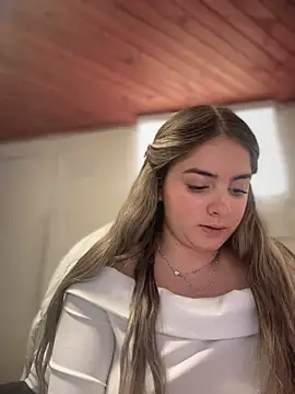 imlindapink online show from November 8, 5:40 pm