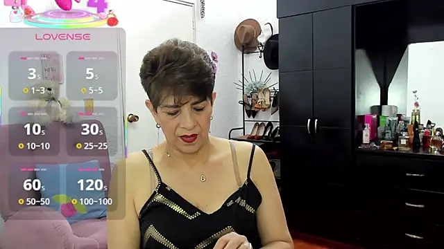 Snapshot of Angelina_Stone_65 chatting on October 14, 11:07 pm Angelina Stone 65 online show from October 14, 11:07 pm