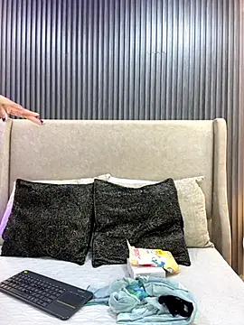 MelanieRoah online show from October 14, 1:25 pm