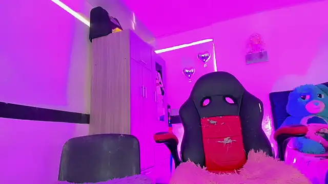 Hellen moons   online show from March 19, 7:07 pm