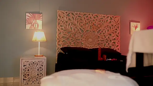 lupeebony online show from October 23, 7:20 pm