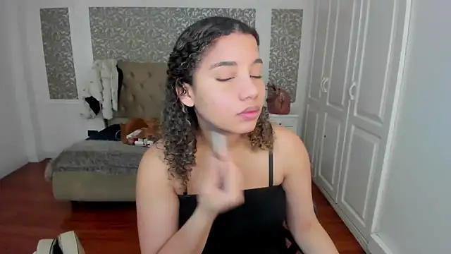 Snapshot of Mayaa_ross chatting on October 7, 1:43 am Mayaa ross online show from October 7, 1:43 am