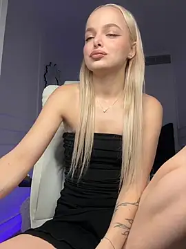 Snapshot of horny_blondiee chatting on October 10, 4:45 pm horny blondiee online show from October 10, 4:45 pm