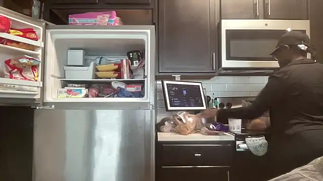 AveryJ99 online show from April 11, 2:43 pm