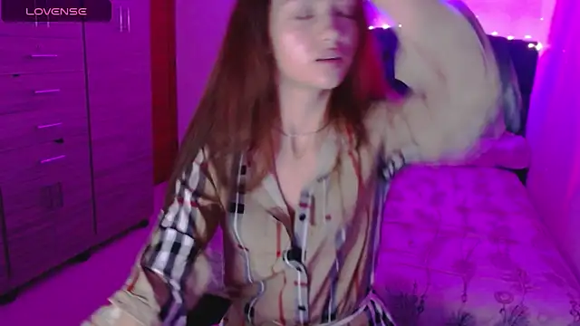 Snapshot of holy_juli chatting on October 6, 4:51 am holy juli online show from October 6, 4:51 am