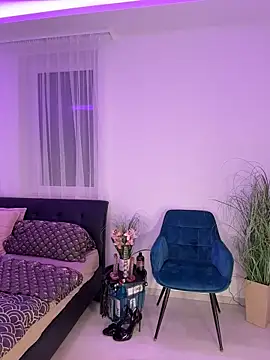 ZoeeZolton online show from June 18, 4:01 pm