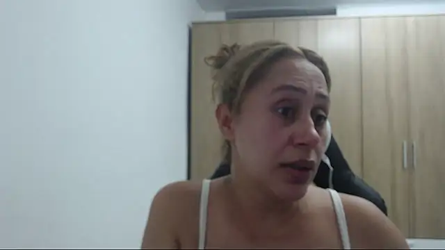 Snapshot of RoxanaLove9 chatting on September 20, 10:19 pm RoxanaLove9 online show from September 20, 10:19 pm