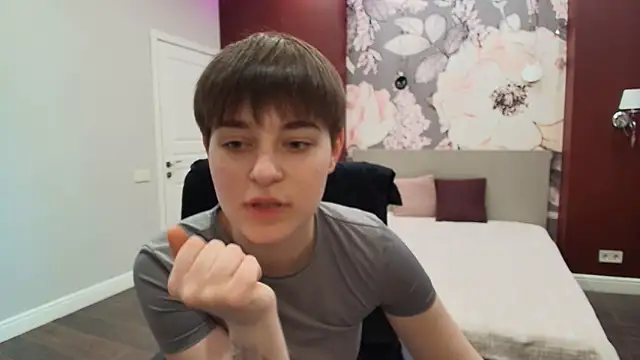 EmiliaYours online show from April 4, 2:05 pm