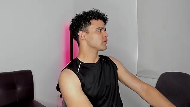 Snapshot of andrewChris_ chatting on September 29, 8:25 pm andrewChris  online show from September 29, 8:25 pm