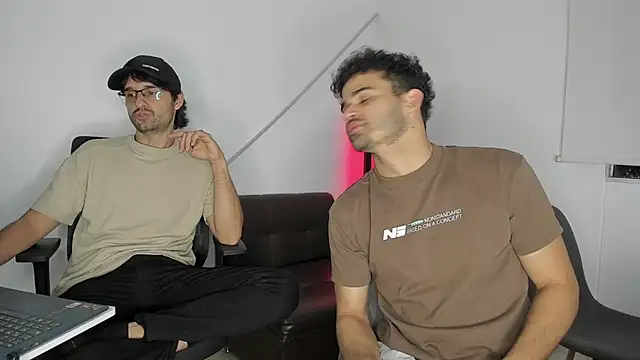 Snapshot of andrewChris_ chatting on October 9, 1:32 am andrewChris  online show from October 9, 1:32 am