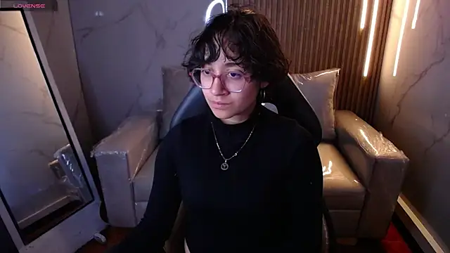 Lili Gomez  online show from November 14, 1:22 pm