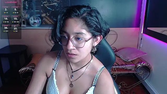 Lili Gomez  online show from October 2, 1:27 pm