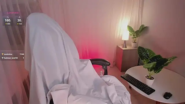 Lia Sweett  online show from November 8, 4:23 pm