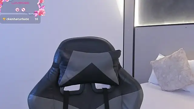 stephanya  online show from April 17, 9:50 pm