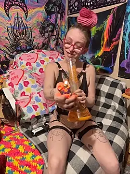 Stonermama666420 online show from March 13, 3:08 am