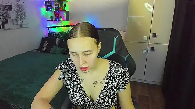 LinaTruly online show from February 4, 10:02 pm