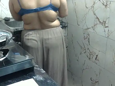 Snapshot of Housewife12 chatting on September 25, 9:08 am Housewife12 online show from September 25, 9:08 am