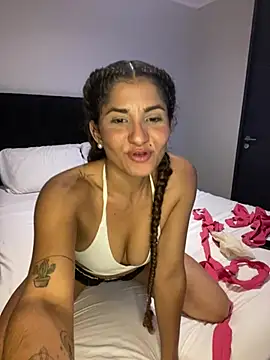 AlejandritaMilano online show from February 8, 1:20 am