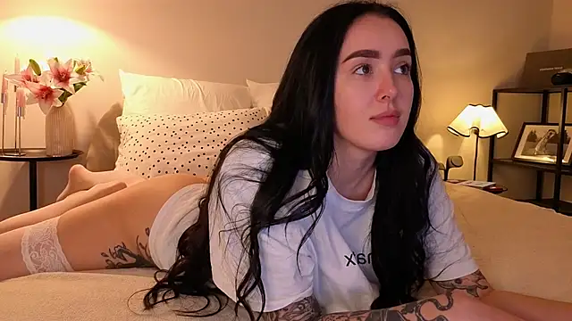 KimKhallifa online show from April 7, 1:57 pm