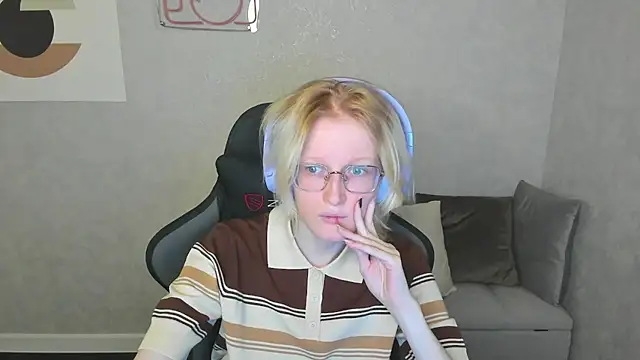 Snapshot of ElizabethHarpper chatting on September 20, 1:27 am ElizabethHarpper online show from September 20, 1:27 am