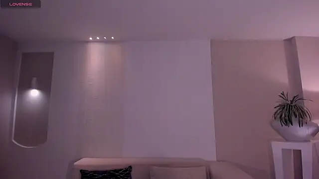 NiaSalvatore online show from December 22, 8:45 pm