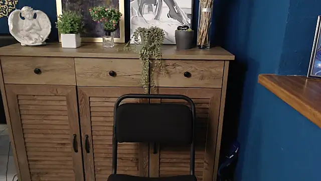 mini girly online show from September 11, 1:00 pm